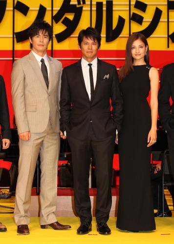 映画「アンダルシア」完成披露試写会フォトセッションで笑顔の（左から）伊藤英明、織田裕二、黒木メイサ
