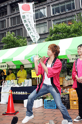 「食べて応援しよう！東日本野菜フェア」に登場し、新バージョンのドドスコを披露する楽しんご