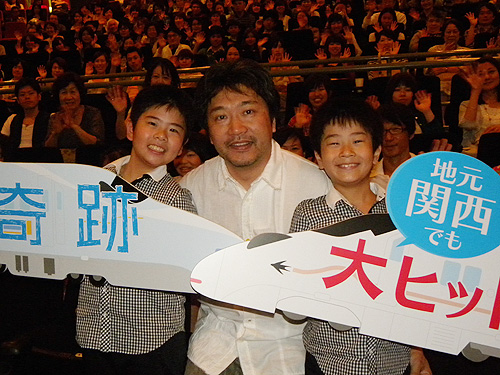 大阪市内で舞台あいさつした是枝裕和監督（中央）と「まえだまえだ」の２人