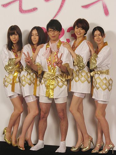 映画「モテキ」のクランクアップ会見に出席した（左から）仲里依紗、麻生久美子、森山未來、長澤まさみ、真木よう子