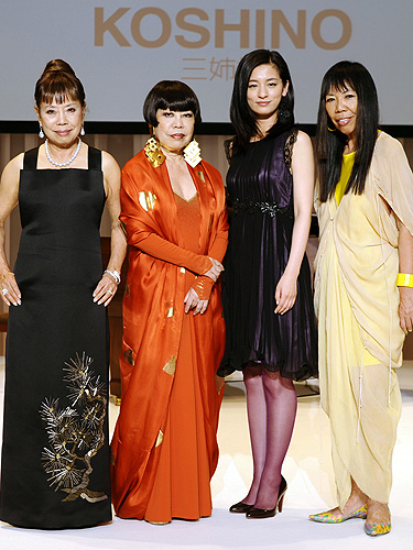 コシノ３姉妹と初対面したＮＨＫ連続テレビ小説「カーネーション」に主演する尾野真千子さん（右から２人目）。左からコシノヒロコさん、ジュンコさん、（１人おいて）ミチコさん