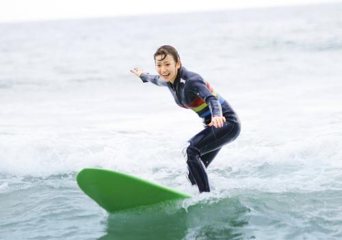 「Ｎｏｔ　ｙｅｔ」の新曲「波乗りかき氷」のミュージックビデオで、サーフィンに挑戦したＡＫＢ４８の大島優子