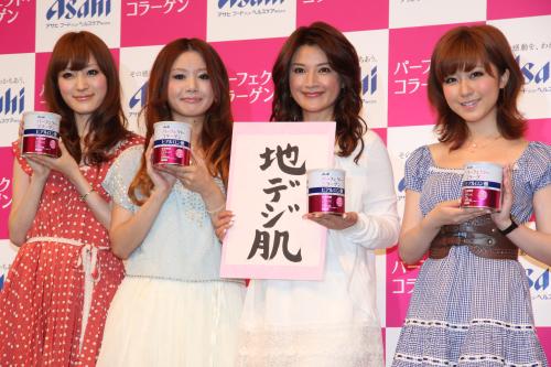 パーフェクトアスタコラーゲン２０１１ＰＲイベント。（左から）読者モデルの小林真由さん、一木美里さん、島崎和歌子、水野佐彩さん