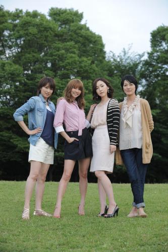 映画「ガール」で女の友情を見せる左から吉瀬美智子、香里奈、麻生久美子、板谷由夏