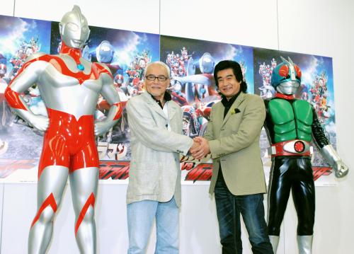 ウルトラマンに変身するハヤタ隊員を演じた黒部進（左）と仮面ライダー１号を演じた藤岡弘
