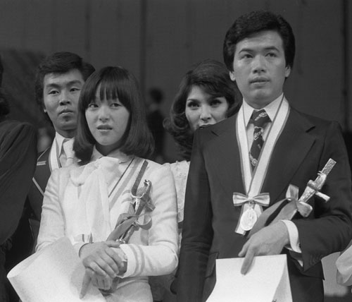 ７５年、多くの新人賞を受賞した細川たかし（前列右）。左は賞獲りレースで火花を散らした岩崎宏美