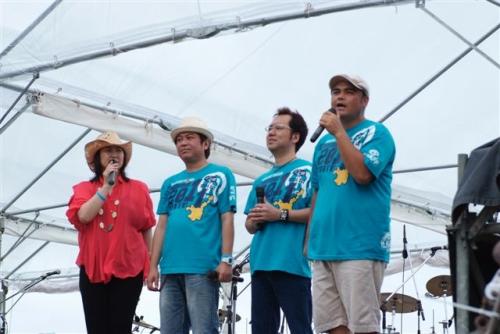 石垣島で野外音楽祭を開催したＢＥＧＩＮ。（右から）比嘉栄昇、上地等、島袋優