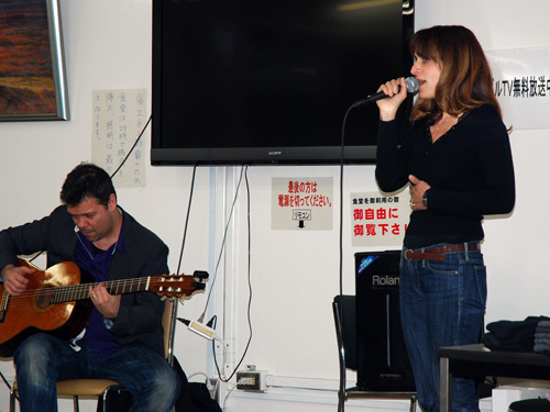 ４月には、被災者の慰問し、歌唱したクレモンティーヌ（右）