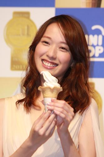 自分で作ったソフトクリームを手に笑顔を見せる戸田恵梨香