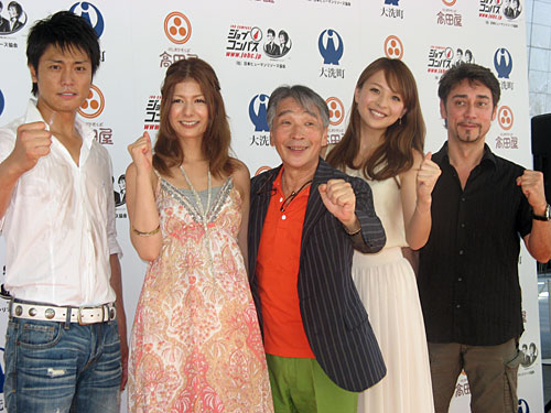 茨城県大洗町への応援を呼びかける（左から）永井大、スザンヌ、堺正章、舞川あい、クリス・ペプラー