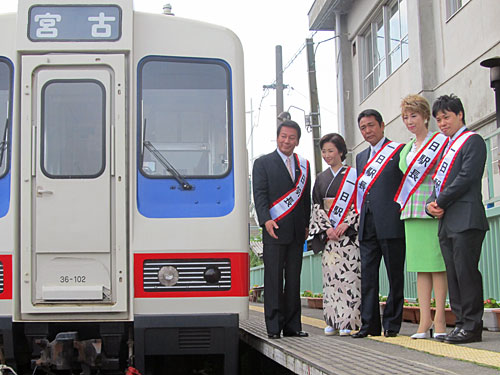 三陸鉄道の災害復興支援車両の横に立つ（左から）杉良太郎、伍代夏子、山本譲二、瀬川瑛子、清水宏保