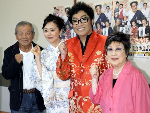舞台「棟方志功物語」に出演する（左から）左とん平、熊谷真実、コロッケ、赤木春恵