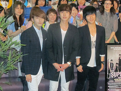 舞台あいさつを行った韓国の男性13人組「ＳＵＰＥＲ　ＪＵＮＩＯＲ」の（左から）リョウク、キュヒョン、イェソン
