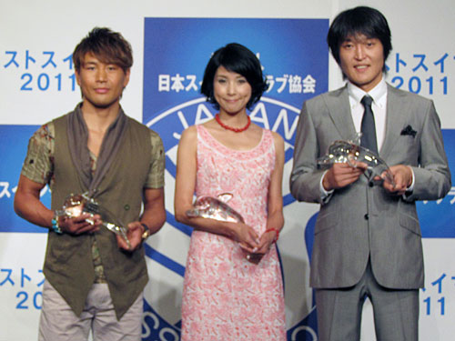 ベストスイマー賞に輝いた（左から）魔裟斗、黒木瞳、千原ジュニア