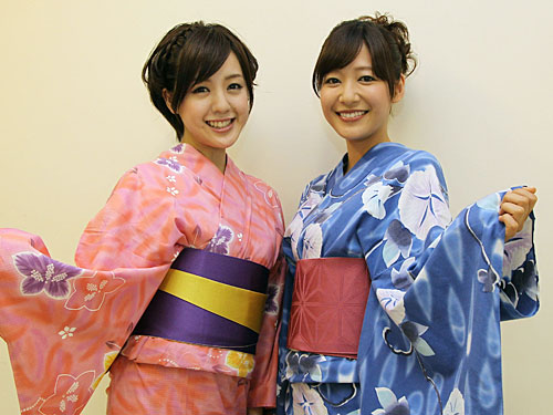 浴衣姿で笑顔を見せるＴＢＳの古谷有美アナ（左）と吉田明世アナ