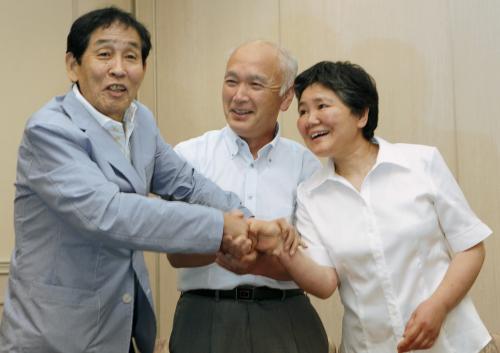 手を握り締めて再会を喜ぶ萩本欽一（左）と“気仙沼ちゃん”こと白幡美千子さん（右）、修さん夫妻