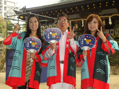 大阪天満宮で会見を開いた（左から）ハイヒールリンゴ、西川きよし、ハイヒールモモコ　