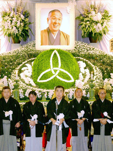 ０５年３月、五代目・桂文枝さんの合同葬で謝辞を読み上げる桂三枝（中央）