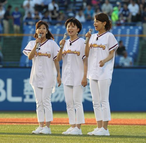 フジテレビ女子アナユニットの「Ｅａｒｌｙ　Ｍｏｒｎｉｎｇ」（左から）生野陽子、中野美奈子、加藤綾子の各アナウンサーが神宮で行われたヤクルト―中日戦で「少しずつ　少しずつ」を熱唱する