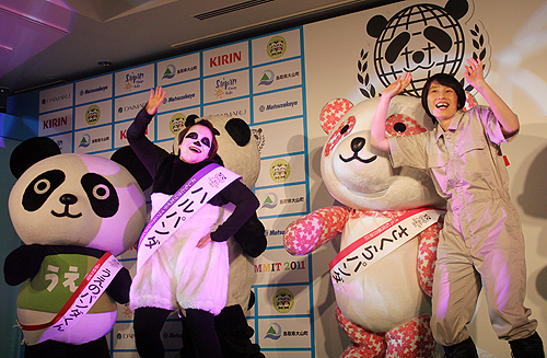 「全日本パンダサミット２０１１」記者発表会に登場し、テーマ曲に合わせて踊る（左から）うえのパンダくん、近藤春奈、さくらパンダ、箕輪はるか