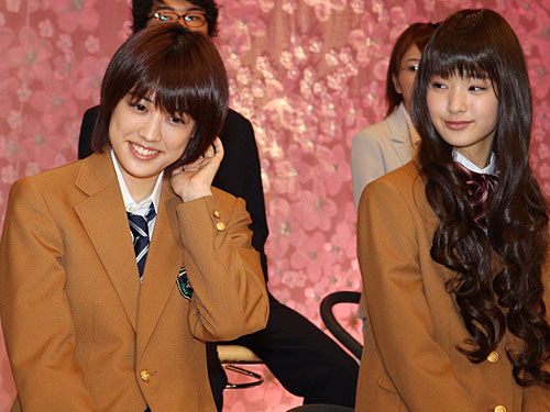 ドラマの制作発表でショートヘアを披露した福田沙紀（左）は剛力彩芽とともに笑顔を見せる