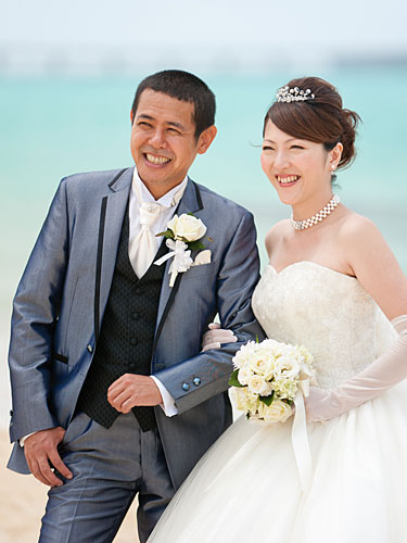 初の著書のために、宮古島で結婚式の撮影を行ったノッチと友美夫人