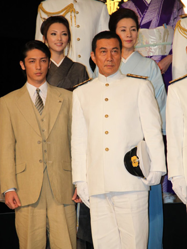 映画「聯合艦隊司令長官　山本五十六」のクランクアップ記者会見に登場した（写真前列左から）玉木宏、役所広司、（後列左から）田中麗奈、原田美枝子