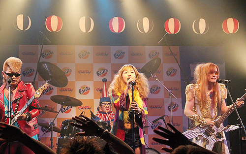「ファンタ　夏祭りＬＩＶＥイベント」を行ったロックバンド「ＦＡＮＴＡ」の（左から）綾小路翔、くいだおれ太郎、谷村奈南、高見沢俊彦
