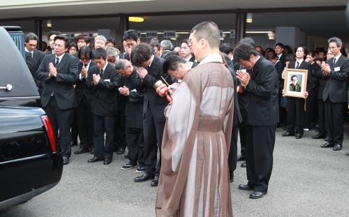 故・原田芳雄さんの告別式で（奥左から）加藤雅也、松田龍平、佐藤浩市ら大勢の俳優が手を合わせ涙ながらに棺を見送った