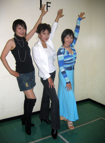 ０６年、３８年ぶりに音楽番組で顔をあわせ、ポーズを取る（左から）女優・奈美悦子、歌手の金井克子、女優・由美かおる。３人とも西野バレエ団出身、日本テレビの歌謡番組「レ・ガールズ」で活躍した
