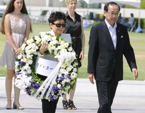 原爆慰霊碑に献花するオノ・ヨーコさん。手前右は広島市の松井一実市長