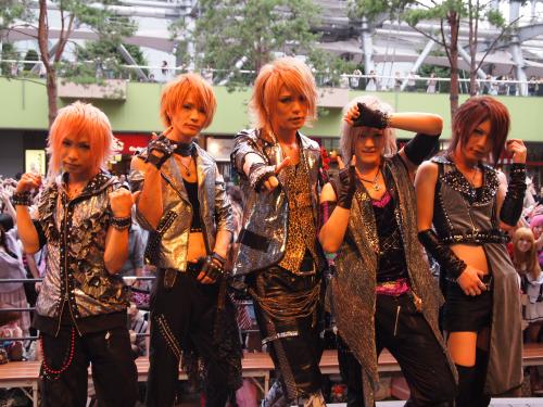 東京ドームシティ・ラクーアガーデンステージで、メジャーデビュー記念ライブを行った「ダウト」。左から、ひヵる、ミナセ、幸樹、玲夏、威吹