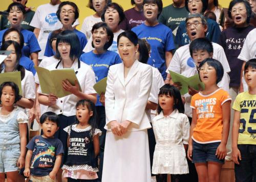 日本母親大会で地元小学生らと合唱する吉永小百合（中央）＝日本母親大会提供