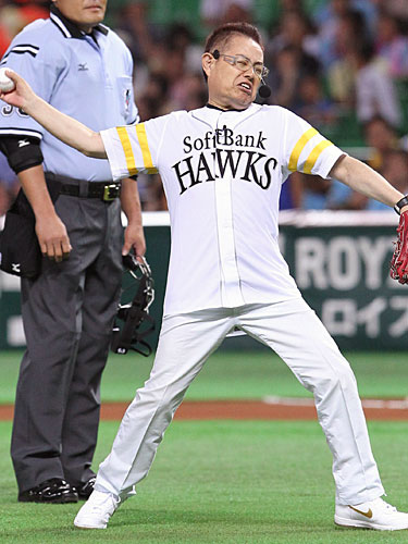 ソフトバンク・日本ハム戦で始球式を務めた加藤茶