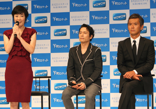 連続ドラマＷ「下町ロケット」の製作発表会で取材に応じる（左から）寺島しのぶ、三上博史、渡部篤郎