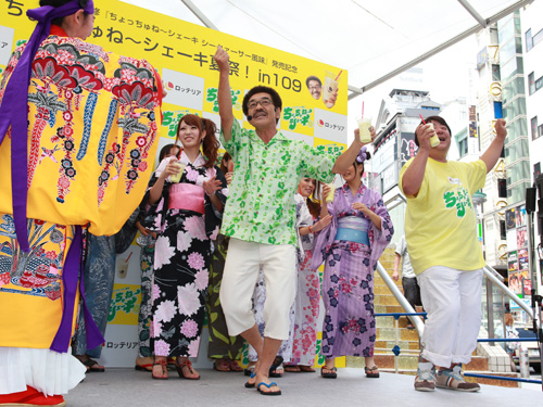 ロッテリア新シェーキ発売イベントで、彦摩呂（右端）、浴衣女性とともに、カチャーシーを踊る具志堅用高（中央）