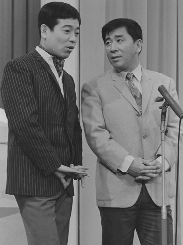 １９６９年、立川談志（左）と漫才をする前田武彦さん