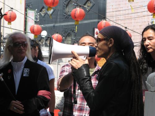 ４月に横浜中華街で震災支援の募金活動を行った、ジョー山中さん、（左）は内田裕也