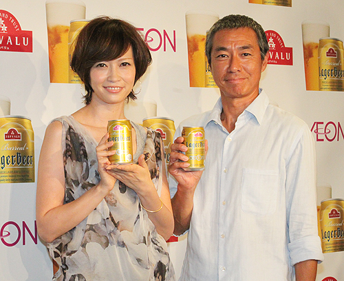 「バーリアル　ラガービール」発表会に登場した辺見えみり（左）と柳葉敏郎