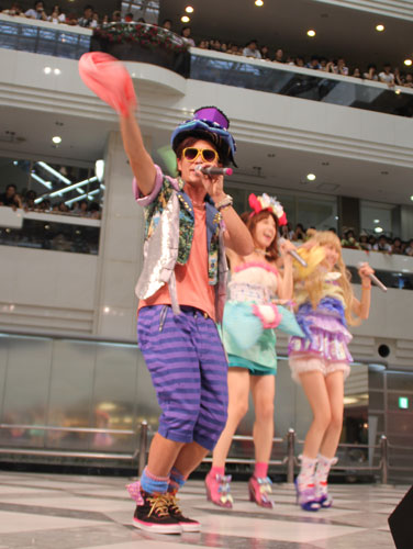 新曲「夏あげモーション」発売記念ライブに登場した「あやまんＪＡＰＡＮ」と「オリエンタルラジオ」の藤森慎吾