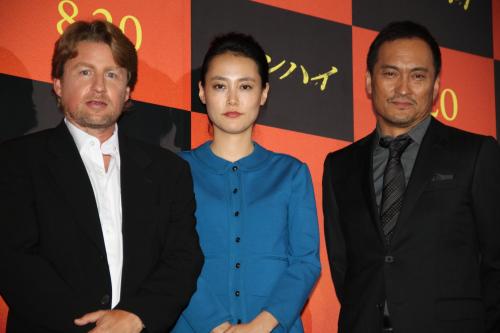 映画「シャンハイ」の舞台あいさつ付き特別試写会に登場した（左から）ミカエル・ハフストローム監督、菊地凛子、渡辺謙