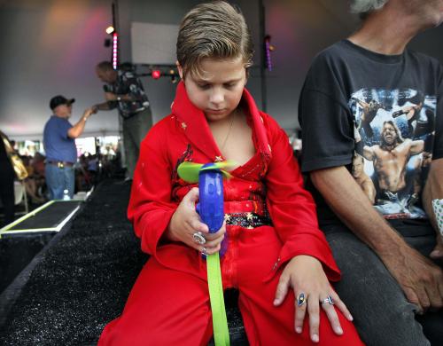 15日、米テネシー州メンフィスで開かれたエルビス・プレスリーへの賛辞のイベントで、自前のジャンプスーツを着る少年