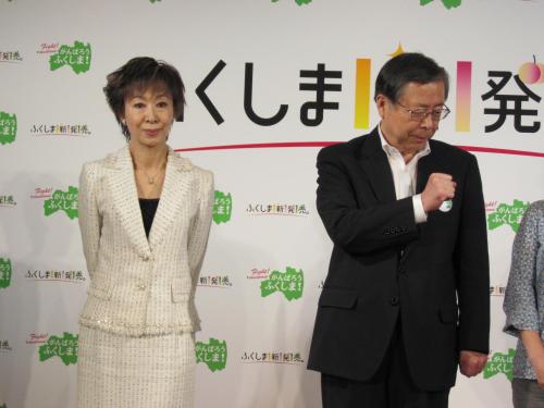 「ふくしま新発売」のプロジェクトサポーターに選ばれた三田佳子。右は佐藤雄平福島県知事