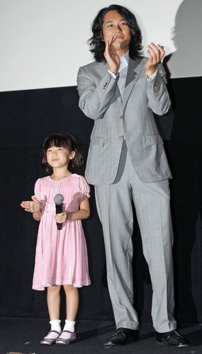 映画「うさぎドロップ」の舞台あいさつに臨んだ芦田愛菜’左）と松山ケンイチ