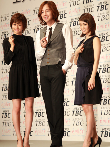 エステティックＴＢＣの新広告キャラクター発表会見に登場した（左から）前田敦子、チャン・グンソク、大島優子