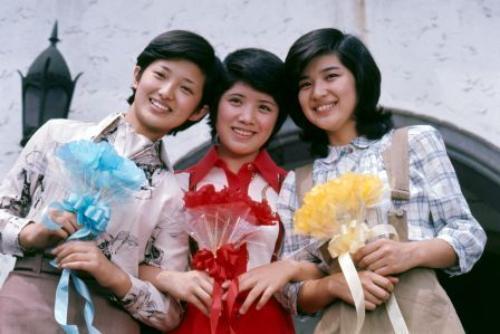 「初恋時代」で共演する（左から）山口百恵、森昌子、桜田淳子