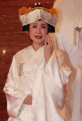舞台で着用する白無垢姿で、結婚する喜びを語った小林幸子