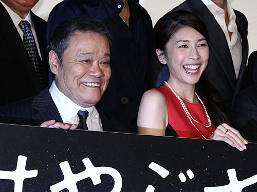 試写会で笑顔を見せる（前列左から）西田敏行、竹内結子ら