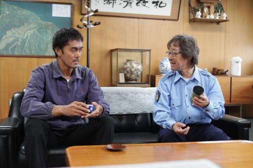 日本テレビドラマ「幸福の黄色いハンカチ」で、武田鉄矢（右）と共演する阿部寛