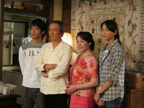 ＮＨＫドラマ「キルトの家」の会見を行った（左から）三浦貴大、山崎努、松坂慶子、杏